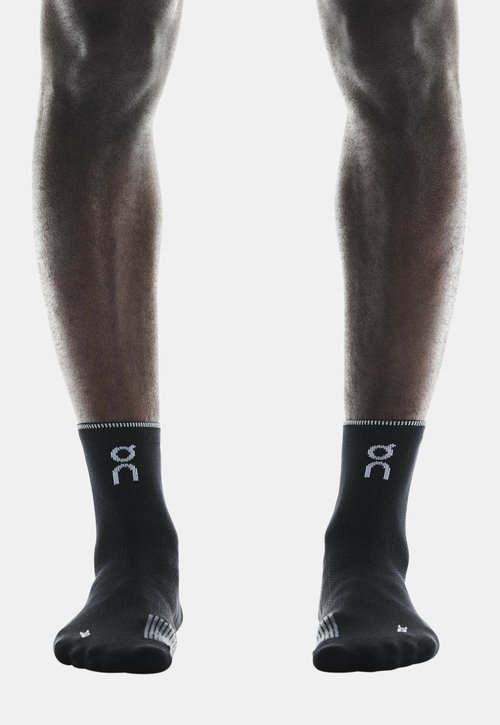 On PERFORMANCE RUN SOCK MID UNISEX - Sports socks - black eclipse — foto 2