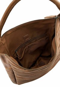 Borsa a mano in pelle marrone con chiusura a zip, dotata di una tasca interna e texture a coste all'esterno. Fodera in tessuto marrone scuro.