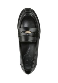 Zwarte leren instapper met een gouden embleem op de band, ronde neus en een verhoogde merknaam binnenin de inlegzool.