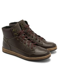 Brązowe skórzane sneakersy typu high-top z ciemno-czerwonymi sznurowadłami, wyściółką w okolicy kostki i złotymi detalami. Posiadają teksturowane wykończenie oraz gumową podeszwę.