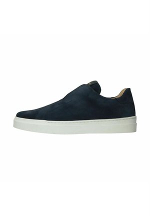 Marine blauwe suède instap schoenen met een witte rubberen zool en minimale stiksels. Rond uitgesneden neus en een trekband aan de hiel voor eenvoudig aan- en uittrekken.
