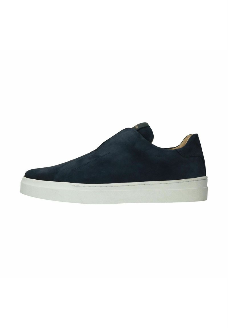 Marine blauwe suède instap schoenen met een witte rubberen zool en minimale stiksels. Rond uitgesneden neus en een trekband aan de hiel voor eenvoudig aan- en uittrekken.