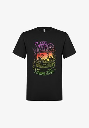 Camiseta negra con un diseño psicodélico colorido de un autobús y miembros de la banda, con el texto "The Who" y "Magic Bus".