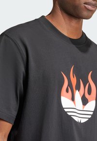 adidas Originals FLAMES LOGO  - T-shirts print - black