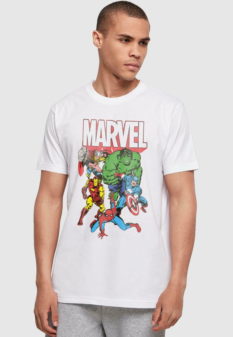 Balta medvilninė marškinėliai su spalvingu Marvel superherojų grafiku, įskaitant Hulką, Vorą, Geležinį žmogų ir Kapitoną Ameriką.