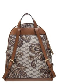 Zaino con cinturini in pelle marrone e motivo paisley su tessuto beige stampato con ripetuti loghi "MK".