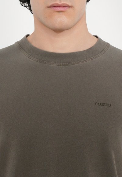 Olivengrøn crewneck sweatshirt lavet af blødt stof. Har et subtilt "CLOSED" logo i matchende farve på brystet.