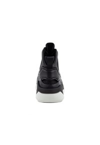 Czarne buty sportowe z wysoką cholewką, z teksturowaną skórzaną i siateczkową górą, solidną białą gumową podeszwą oraz pętelką na pięcie.