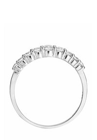 Hopearin sormus, jossa on kaareva muotoilu ja useita kirkkaita, suorakaiteen muotoisia kiviä asetettu prongimuotoon ylhäältä. Sileä rengas.