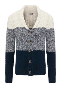 El cárdigan de punto grueso cuenta con un cuello tipo chal, un cierre frontal de tres botones y un diseño de bloques de color en crema, gris y azul marino con patrones texturizados.