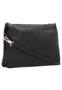 Černá kožená crossbody taška s texturovaným povrchem, zlatými detaily, zipovým uzávěrem a nastavitelným popruhem. Kompaktní a obdélníkový tvar.
