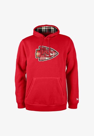 Czerwona bluza z kapturem z kieszenią z przodu, z czarnym i żółtym logo Kansas City Chiefs. Wewnątrz kaptura znajduje się wzór w kratę.