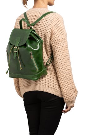 Zaino in pelle verde con chiusura a coulisse, due tasche frontali con zip e un ribaltabile. Texture liscia con cuciture rinforzate e spallacci regolabili.