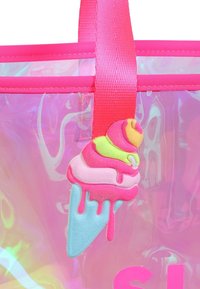 Borsa a tracolla trasparente rosa lucida con un portachiavi a forma di cono gelato testurizzato in colori pastello. Presenta un design colorato che sembra sciogliersi e una maniglia robusta.