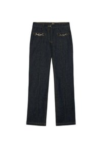 Jeans de mezclilla oscura con un diseño de pierna recta, costuras amarillas en contraste y acentos metálicos en los bolsillos frontales.