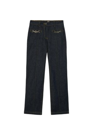 Jean denim foncé avec une coupe droite, des coutures jaunes contrastantes et des accents métalliques sur les poches avant.