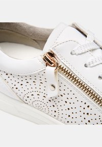 Fehér perforált bőr sneaker arany cipzárral és címkével, szövetfűzőkkel és párnázott belső résszel. Díszítések közé tartoznak a virágos perforációk.