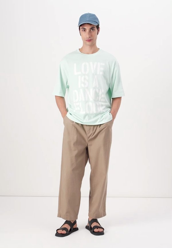 PRIDE MARC HUNDLEY LOVE DANCE FLOOR UNISEX - Print T-shirt - tropic aqua2