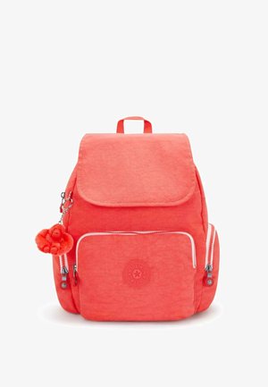 Plecak w kolorze koralowego różu z przednimi i bocznymi kieszeniami na zamek, klapą na górze oraz puszystą brelokiem w kształcie goryla zawieszoną po lewej stronie.