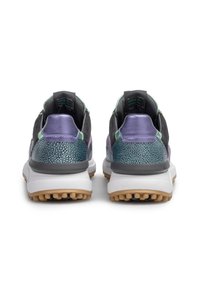 Sneakers multicolori con tomaia nera testurizzata, accenti viola e verde, e una suola intermedia bianca, dotate di dettagli blu a pois sul tallone.