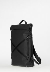 Zwarte verticale rugzak met roll-top, diagonale riemen aan de voorkant, ritssluiting aan de zijkant, gevoerde schouderbanden en een handvat aan de bovenkant tegen een effen achtergrond.