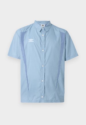 Lichtblauw overhemd met korte mouwen en knopen, met dunne verticale strepen, contrasterende zijpanelen en een wit Umbro-logo op de linkerborst.