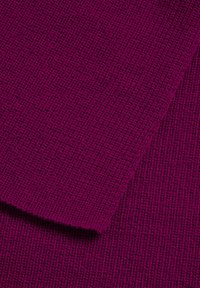 Fioletowa dzianina o fakturowanym, prążkowanym wzorze; ściśle utkany, miękki w dotyku, z gładkim wykończeniem brzegu.