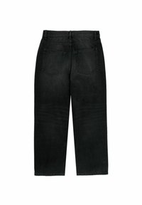 Schwarze Denim-Hosen mit lockerer Passform, gerade Beinform, zwei Gesäßtaschen und sichtbaren Nähten. Glatte Textur, minimale Abnutzung.