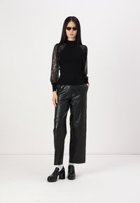 ONLY ONLNAJA SEQUINS HIGH NECK  - Džemper - black