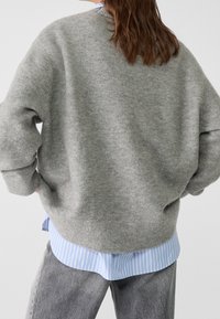 Stradivarius Sweter