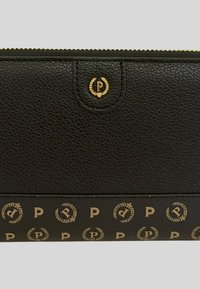 Portafoglio in pelle nera con una texture granulosa, caratterizzato da un emblema dorato e un motivo logo ripetuto lungo la parte inferiore. Chiusura con cerniera.