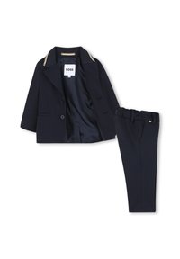 Granatowy garnitur składający się z marynarki z kolorem z złotymi akcentami oraz dopasowanych spodni, wykonany z gładkiego, strukturalnego materiału.