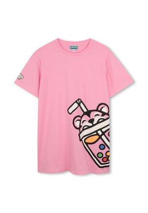 T-shirt en coton rose avec un grand graphisme d'un ours tenant une boisson colorée, avec des contours et accents noirs sur le devant.