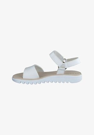 Weiße Sandalen mit einem strukturierten Obermaterial, einem breiten Zehenriemen und einem verstellbaren Hinterriemen mit einem silbernen Ring. Dicke weiße Gummisohle mit gezacktem Rand.