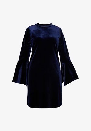 Tengerészkék bársonydressz magas nyakkivágással, hosszú ujjaival, széles harangujjakkal, és testhez simuló fazonnal, amely sima, puha textúráját hangsúlyozza.