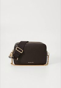 Mustast nahast risti kantav kott tekstureeritud pinnaga, kuldse kettdetaili ja eemaldatava kangast rihmaga. Omab tõmblukuga sulgemist.