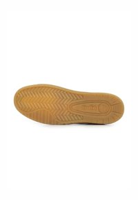 Suela de zapatilla de goma con un patrón de espiga texturizado. Presenta un color goma, forma redondeada y logo grabado "Cola" cerca del talón.