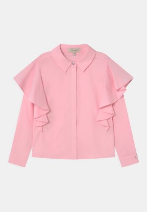 Blouse rose à manches longues avec détails à volants sur les épaules, col classique, patte de boutonnage avant dissimulée et petite pierre décorative sur le poignet.