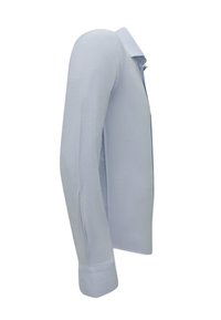 Lichtblauw overhemd met lange mouwen, kraag en met knopen gesloten manchetten, zijaanzicht op een witte achtergrond.