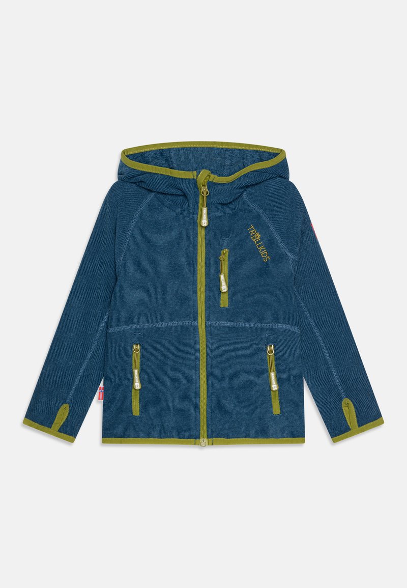Giacca in pile di colore blu scuro con cappuccio verde e dettagli della cerniera. Dotata di due tasche frontali e cuciture a contrasto.
