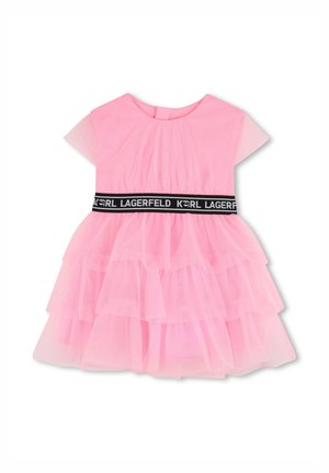 Rosa Tüllkleid mit kurzen Ärmeln, mehrlagigem Rüschennrock und einem schwarzen Taillenband mit dem weißen Schriftzug "KARL LAGERFELD".
