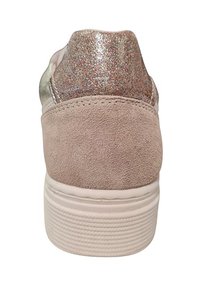 Sneaker met een beige suede bovenwerk, glanzende zilveren hielkap, gestructureerde witte rubberen zool en subtiele glitters op de hiel.