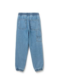 Lichtblauwe denim broek met een elastische tailleband, omgeslagen enkels, twee achterzakken en een zijvak. Soepele textuur, ontspannen pasvorm.