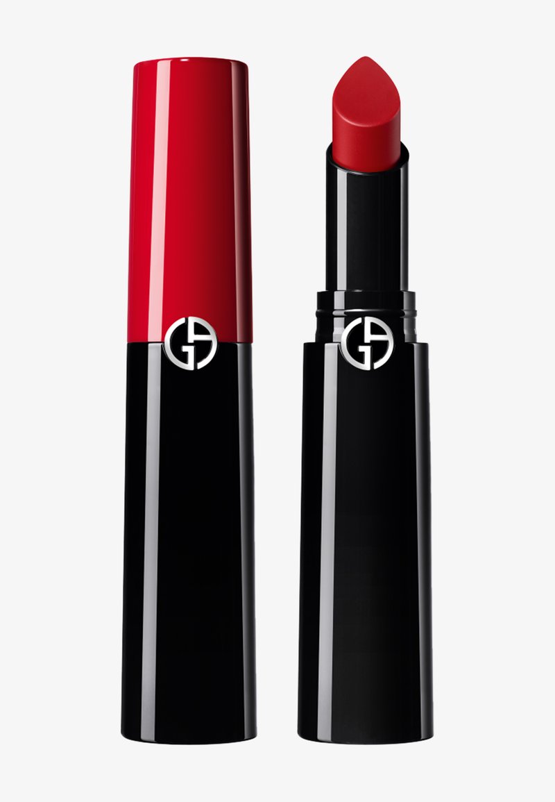 Tubetti di rossetto neri chiusi e aperti con tappi rossi e rossetto rosso, con un logo circolare argentato su ogni tubetto.