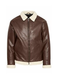 Chaqueta de cuero marrón con un cuello y dobladillo de forro polar blanco. Presenta un cierre delantero con cremallera y bolsillos laterales, con una textura suave y un corte entallado.