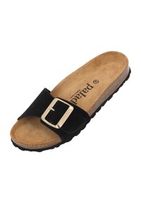 Sandalo aperto in suede nero con una fascia larga, dettaglio della fibbia dorata, soletta in sughero e suola in gomma nera texturizzata. Nome del brand visibile all'interno.