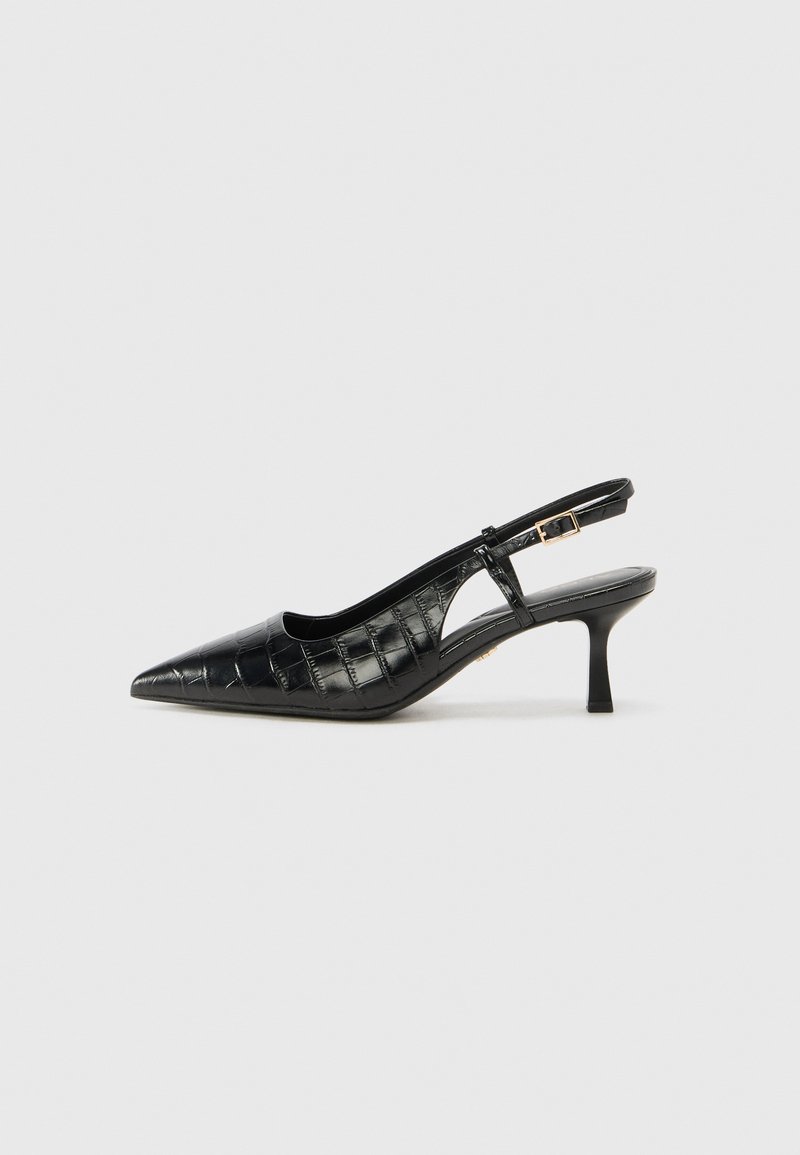 Tacones negros tipo slingback con punta afilada y un patrón texturizado con relieve de cocodrilo. Incluyen una correa estrecha en el tobillo y un tacón pequeño.