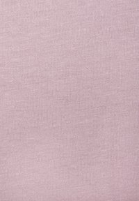 Sanftes rosa Stoff mit einem feinen, strukturierten Strickmuster. Gleichmäßige Oberfläche ohne sichtbare Muster oder Akzente, die eine einheitliche Farbe zeigt.