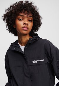 Karl Lagerfeld Jeans Lengva striukė - black