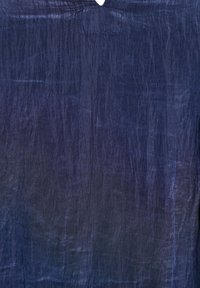 Temno modra gubasta tkanina z vdelano detajlno obliko ovratnika v obliki črke V.